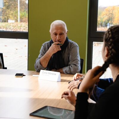 Bild vergr��ern: Cono Morena berichtet �ber seinen Weg von Italien nach Kaufungen und �ber sein Engagement in der Gemeinde.