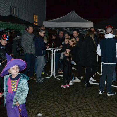 Bild vergr��ern: Im Hof war wie immer viel los.