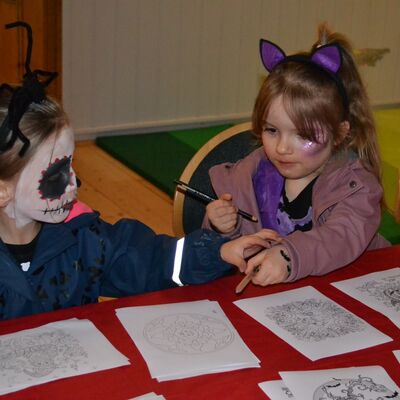 Bild vergr��ern: Malen statt gruseln.