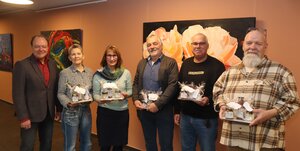 Bild vergr��ern: Mit einem kleinen Empfang w�rdigte B�rgermeister Arnim Ro� (links) das Engagement der Mitarbeitenden, die in diesem Jahr in den Ruhestand gegangen sind: (v.r.) Klaus Sch�fer (1989 - 2025 Bauhof/ Hausmeisterei), J�rg Schlotzhauer (2001 - 2025 Hausmeisterei), Rolf Rauschkolb (1989 - 2025 Bauhof/ Bauhofleitung/ Friedhofsg�rtnerei), Iris Sager (2016 - 2025 Presse- und �ffentlichkeitsarbeit) und Marianne Fiege (1995 - 2025 Kita Im Feldhof).