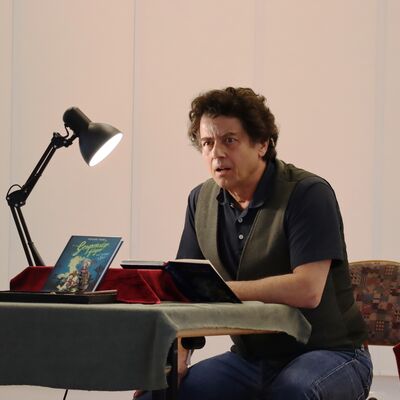 Bild vergr��ern: Immer wieder schl�pfte der Schauspieler in die verschiedensten Rollen der Buchcharaktere.