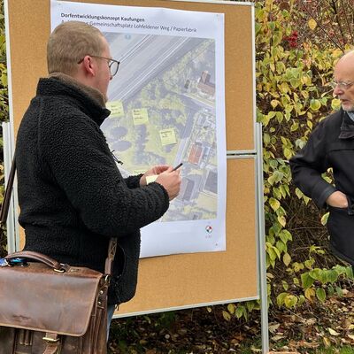 Bild vergr&ouml;&szlig;ern: Architekt Hartmut Lüdeling (rechts) und Stadtplaner Daniel Trebing (links) notieren die Vorschläge auf einer Karte.