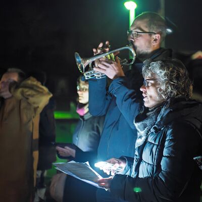 Bild vergr&ouml;&szlig;ern: Umrahmten die Veranstaltung: Pfarrer Martin Abraham und Gabi Batz vom Kirchenvorstand sowie Pfarrerin Christina Bickel.