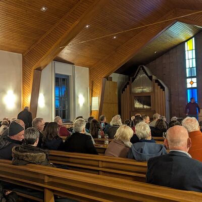 Bild vergr&ouml;&szlig;ern: Der gut gefüllte Saal der Winterkirche.