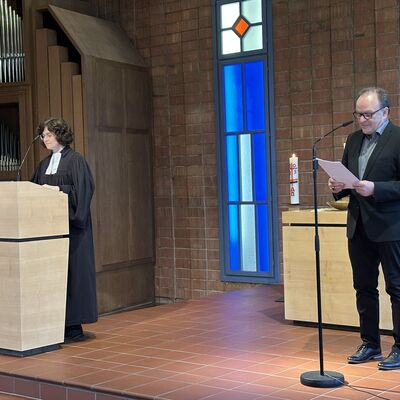 Bild vergr&ouml;&szlig;ern: Pfarrerin Dr. Christina Bickel und Bürgermeister Arnim Roß stellten Erfahrungen des biblischen Propheten Jeremia Überlegungen des Philosophen Richard David Precht gegenüber.