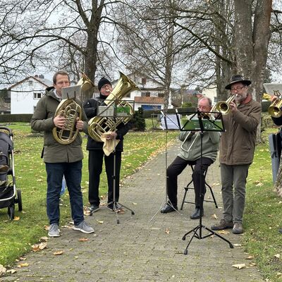 Bild vergr&ouml;&szlig;ern: Die anschließende Gedenkveranstaltung auf dem Friedhof Oberkaufungen wurde von Mitgliedern des Musikzugs Kaufungen begleitet.