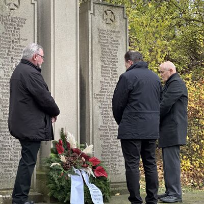 Bild vergr&ouml;&szlig;ern: Gemeinsam mit den Beigeordnete Arndt-Elfried Grodzicki und Reinhard Zymzak legte er einen Kranz am Mahnmal nieder.