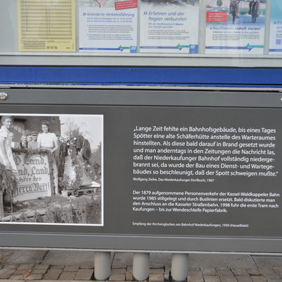 Bild vergr��ern: Auf Knieh�he werden die historischen Texte an den neun Kaufunger Tram-Haltestellen zu sehen sein. An der Haltestelle �Niederkaufungen Bahnhof� ist zum Beispiel die Anekdote �ber die Entstehungsgeschichte des Bahnhofsgeb�udes in Niederkaufungen erl�utert.