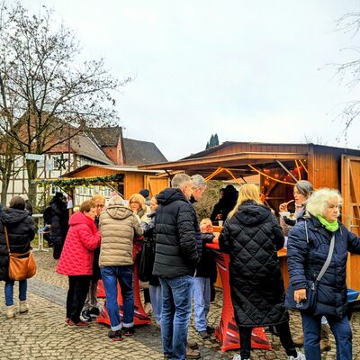 Bild vergr&ouml;&szlig;ern: Ein gemütliches Zusammenkommen am Abend mit Glühwein und Punsch.