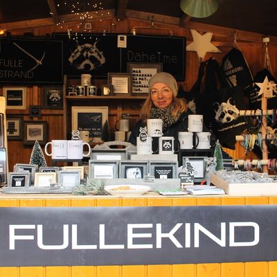 Bild vergr��ern: Sylke Fisch�der bot auf ihrem Stand �Fullekind� verschiedenste Accessoires mit frechen nordhessischen Spr�chen an.