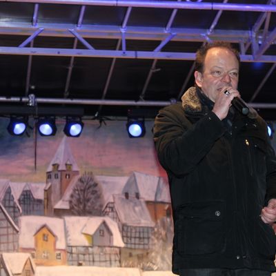 Bild vergr��ern: B�rgermeister Arnim Ro� er�ffnete traditionell die Stiftweihnacht 2018.