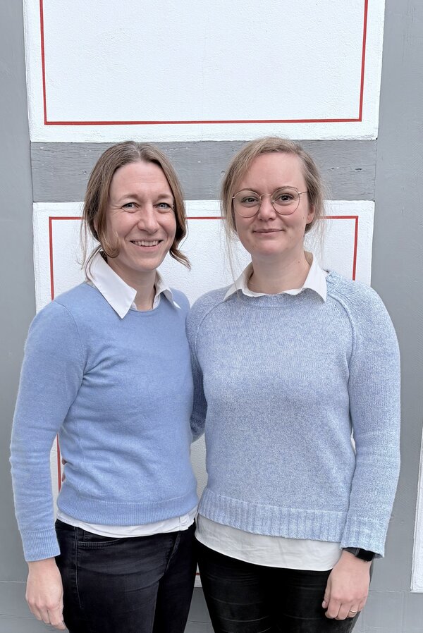 Bild vergr&ouml;&szlig;ern: Seit 01.10.2025 gibt es wieder zwei niedergelassene Augenärztinnen in Kaufungen -  Elisabeth Wetzel und Dr. Anna Maria Kirsch führen nun eine Gemeinschaftspraxis.