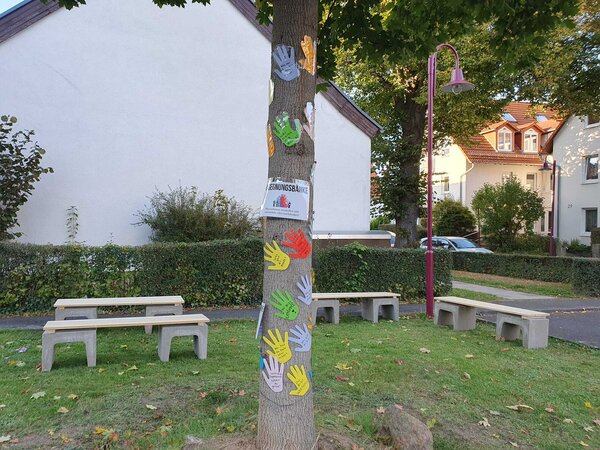 Die fertigen Bänke mit Fragen und Impulsen regen zum Gespräch an 