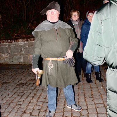 Bild vergr��ern: Wie im alten Kaufungen: die verschiedenen Programmpunkte wurden von Nachtw�chter Willi Schaumberg verk�ndet.