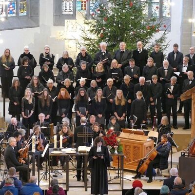 Bild vergr&ouml;&szlig;ern: Neben den vielen Mitwirkenden des Gottesdienstes hat die Kerze beim Kantatengottesdienst einen besonderen Platz eingenommen.