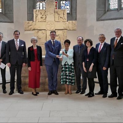 Bild vergr&ouml;&szlig;ern: Rückblick: Als Zeichen der Verbundenheit überreichte der zweite Bürgermeister der Stadt Bamberg, Jonas Glüsenkamp, zum Stiftskirchengeburtstag eine kunstvoll gestaltete Kerze an die Kunigundengemeinde, die Kaiser Heinrich II. und Kaiserin Kunigunde stilisiert.