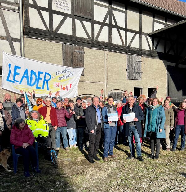 Bild vergr&ouml;&szlig;ern: Schaffen mit dem Sonnenhof einen neuen Anziehungspunkt im Dorf: Die Kommune Niederkaufungen erhält von Landrat Andreas Siebert zwei Förderungen mit einem Gesamtvolumen von 700.000 Euro.