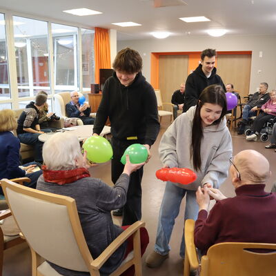 Bild vergr��ern: �bungen mit Luftballons bringen Spa� und unerwartete Bewegungsabl�ufe.