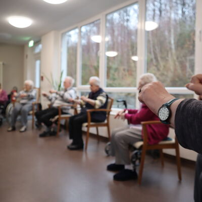 Bild vergr��ern: Die H�nde kreisen lassen, die F��e aussch�tteln: Gemeinsam kommen die Seniorinnen und Senioren in Bewegung.