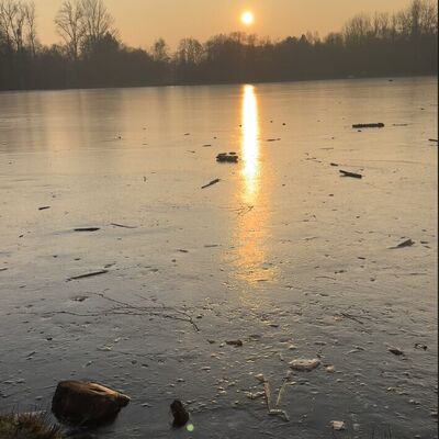 Bild vergr&ouml;&szlig;ern: Der zugefrorene Steinertsee im Sonnenuntergang