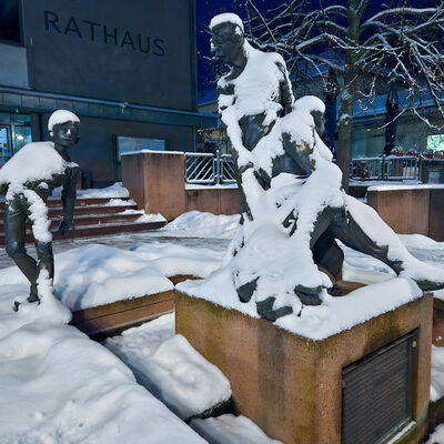 Bild vergr&ouml;&szlig;ern: Die Knottenfresser und Bohnenbiedel vor dem Rathaus versinken im Schnee
