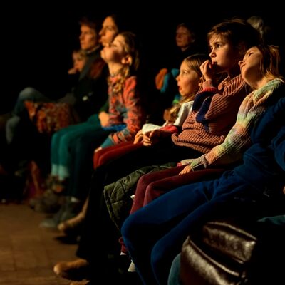 Bild vergr��ern: Das kleine Publikum schaut gespannt zu.