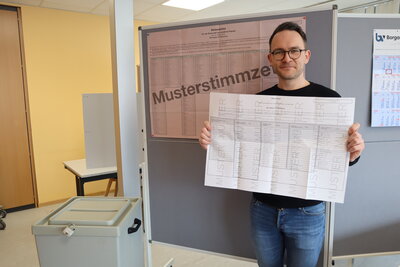 Bild vergr��ern: Der Besondere Wahlleiter der Kunigundengemeinde Michael Polzhuber im Wahlamt.