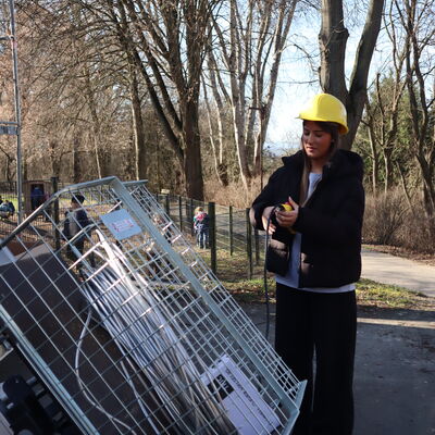 Bild vergr��ern: Teilnehmerin und PV-Laie Larissa Zekiri bef�rdert mit einem Lastenaufzug die Materialien auf das Dach.