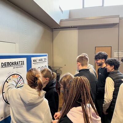 Bild vergr��ern: Die Jugendlichen �berlegten, was Demokratie f�r sie bedeutet und was sie selbst f�r die Demokratie tun.