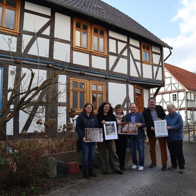 Bild vergr��ern: Freude �ber den historischen Fund: v.l. Stefanie Schmitt (Restauratorin), Melanie N�sch (Leiterin der Beratungsstelle f�r Handwerk und Denkmalpflege
Propstei Johannesberg), Eva Clara Tenzler (Hauseigent�merin), Arnim Ro� (B�rgermeister), Thomas Ackermann (Kreisbeigeordneter und Dezernent f�r Umwelt und Klimaschutz) und Silke Does (Vorsitzende des Fachwerkvereins Kaufungen).