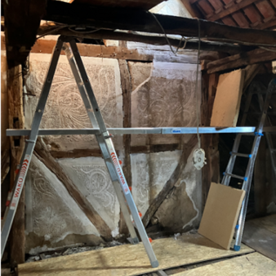 Bild vergr��ern: Das Landesamt f�r Denkmalpflege hat bereits eine restauratorische Notsicherung vorgenommen, um den historischen Putz zu stabilisieren und weiteren Substanzverlust zu verhindern.