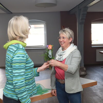 Bild vergr��ern: Ein herzliches Dankesch�n richtete die Fachbereichsleiterin Betreuung, Bildung, Jugend und Soziales Christa Ment (l.) an die Marte Meo-Supervisorin Gabi Hirdes.