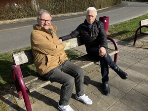 Bild vergr��ern: Die erste �Schnuddelbank� wurde am Unteren Struthweg von den Initiatoren Reinhard Fehr und Cono Morena eingeweiht.