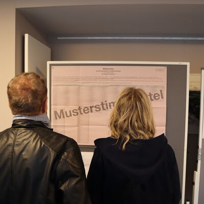 Bild vergr��ern: Bevor das Kreuz gesetzt wurde, konnten sich B�rgerinnen und B�rger die Musterstimmzettel in Ruhe anschauen.