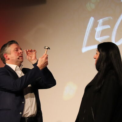 Bild vergr��ern: Alles nur Show: Tom Beck h�mmert sich einen Nagel in ein Nasenloch, w�hrend Zuschauerin Ann-Kathrin das Geschehen verfolgt.