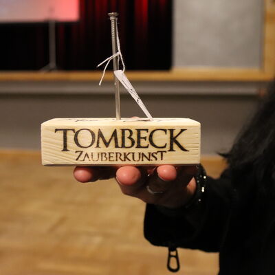 Bild vergr��ern: Den Nagel durfte Zuschauerin Ann-Kathrin anschlie�end als Andenken mit nach Hause nehmen.