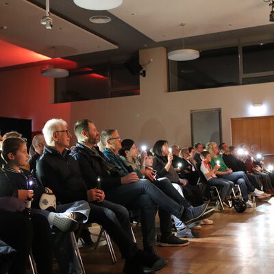 Bild vergr��ern: Mit Handytaschenlampen eingebunden: Auch das Kaufunger Publikum wurde Teil der Show.