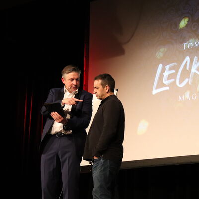 Bild vergr��ern: Tom Beck (links) holte Zuschauer Timo (rechts) mit auf die B�hne.