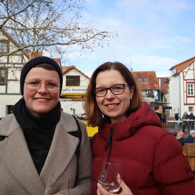 Bild vergr��ern: Die beiden Freundinnen Sarah (l.) und Jenny besuchten den Markt und genossen ein Glas Wein zusammen.