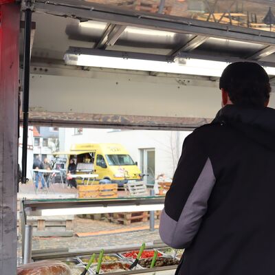 Bild vergr��ern: Dieses Mal  zum ersten Mal dabei: Wadah bot an seinem Stand griechische Spezialit�ten an.