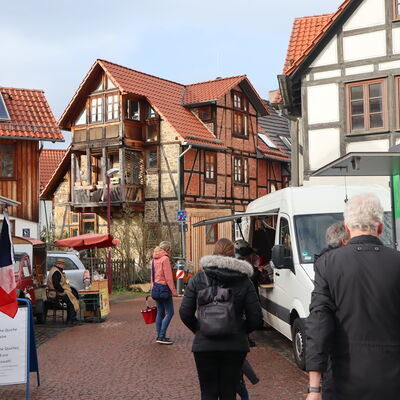 Bild vergr��ern: Zwischen frischem Espresso und regionalem K�se flanierten die Besucherinnen und Besucher �ber den Feierabendmarkt.