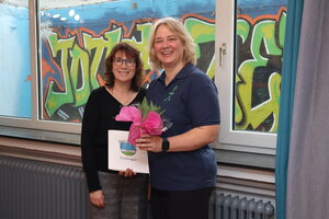 Bild vergr��ern: Gro�e Freude �ber 25 Jahre bei der Kunigundengemeinde: Fachbereichsleiterin des FB2 Susanne Schmidt-Osterberg (l.) �berbrachte in Vertretung f�r B�rgermeister Arnim Ro� Gerlinde N�ll (r.) ihren Dank und ein Geschenk der Gemeinde.