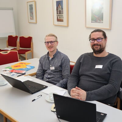 Bild vergr��ern: Vor Ort zum Beraten: Herr Gundlach (l.) und Herr Knauf vom Jobcenter Kassel.