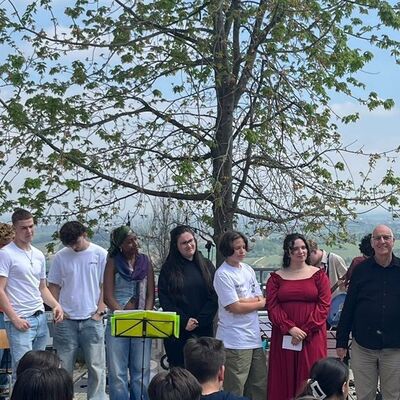 Bild vergr��ern: Konzert in der Scuola Media-die Gruppe Lehrer Mark Jelli und Uli Gro�e.