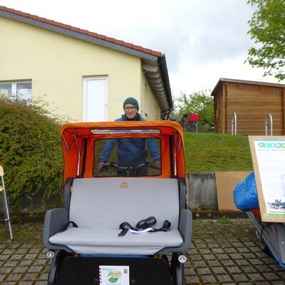 Bild vergr��ern: Thomas Neurothund sein Team vom Verein Spurwechsel boten Fahrten auf der Rikscha durch Papierfabrik an.