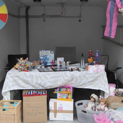 Bild vergr��ern: Ob vor dem Haus, in der Garage oder unter dem Carport: Der Stra�enflohmarkt lud zum gem�tlichen St�bern ein.