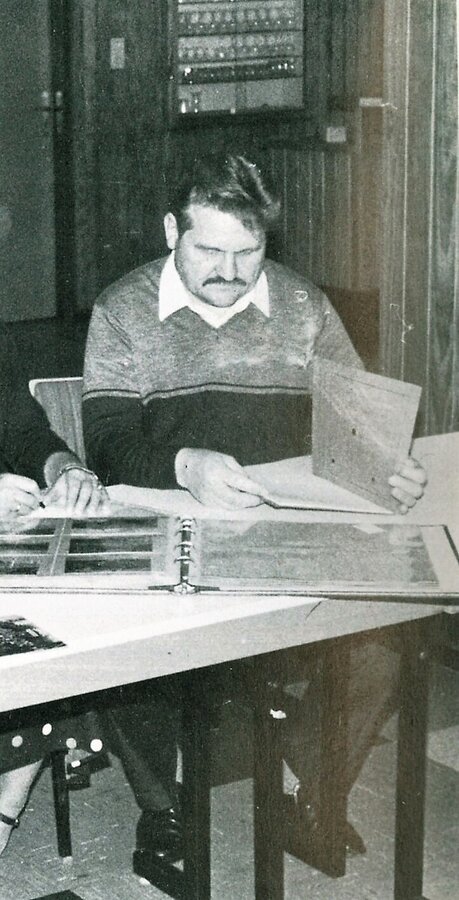 Bild vergr&ouml;&szlig;ern: Oskar Dröfke auf Spurensuche in Familienalben und Archiven für die Erstellung des Bildbandes »100 Jahre Kaufungen in Bildern« (1985/86)