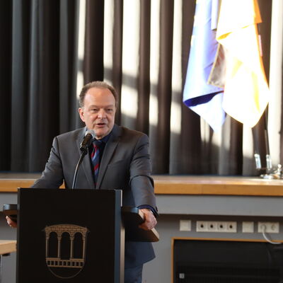 Bild vergr��ern: Er�ffnete die Sitzung und betonte die Wichtigkeit der politischen Arbeit auf Gemeindeebene: B�rgermeister Arnim Ro�.