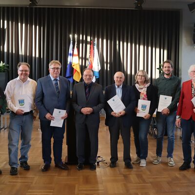 Bild vergr��ern: Ebenfalls einstimmig gew�hlt: Der neue Gemeindevorstand: (v.r.) Die Beigeordneten Pascal Podtschaske, Lothar Rausch, Karl Erdmann, Christiane R�hling, Arndt-Elfried Grodzicki, B�rgermeister Arnim Ro�, Erster Beigeordneter Stefan R�ttger, Carsten Klose, Silke Does und Reinhard Zymzak.