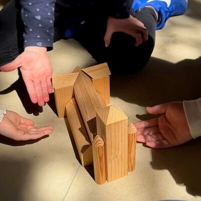 Bild vergr��ern: Zum Abschluss war schnell eine zweite Holz-Stiftskirche durch Kinderh�nde gebaut.